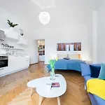 Bright Near Old Town & Excellent Access By Easybnb Premium Apartment