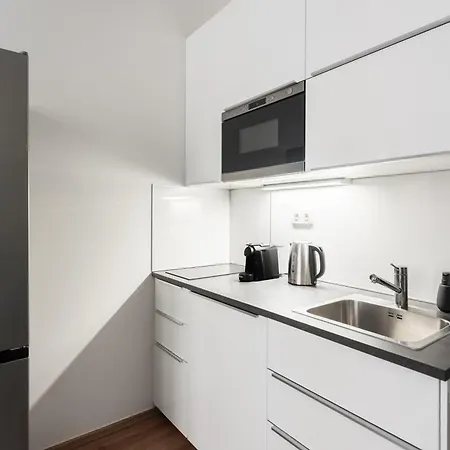 Bright Near Old Town & Excellent Access By Easybnb Premium דירה